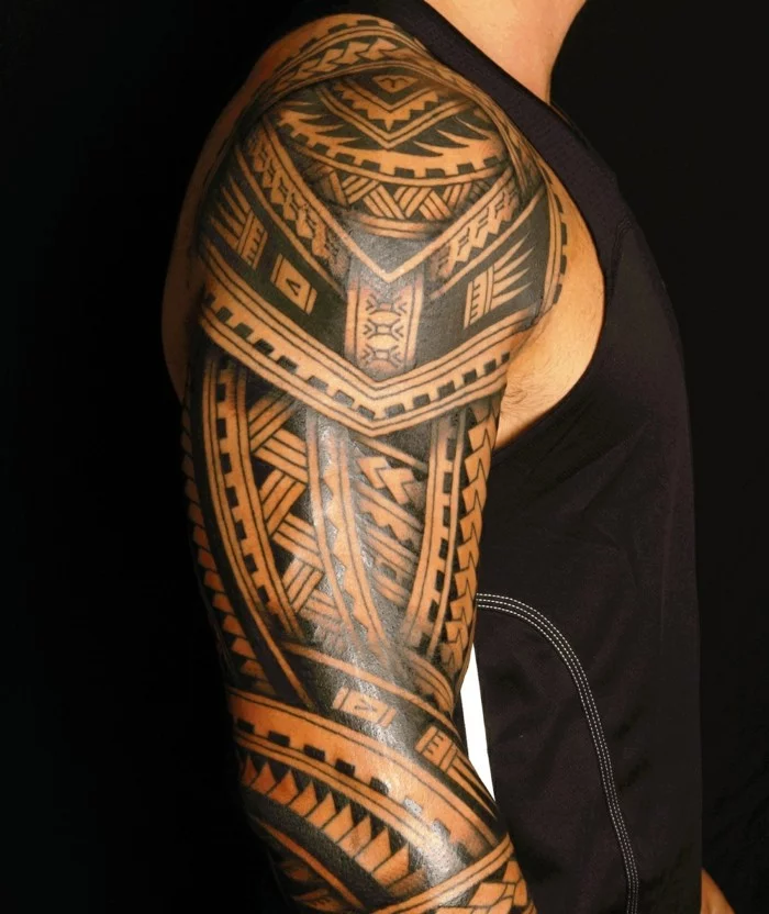 oberarm tattoo männer tätowierung maori motive