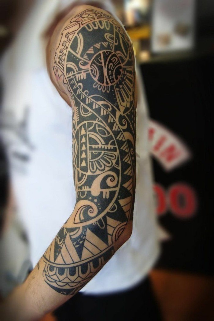 oberarm unterarm tattoo maori motive