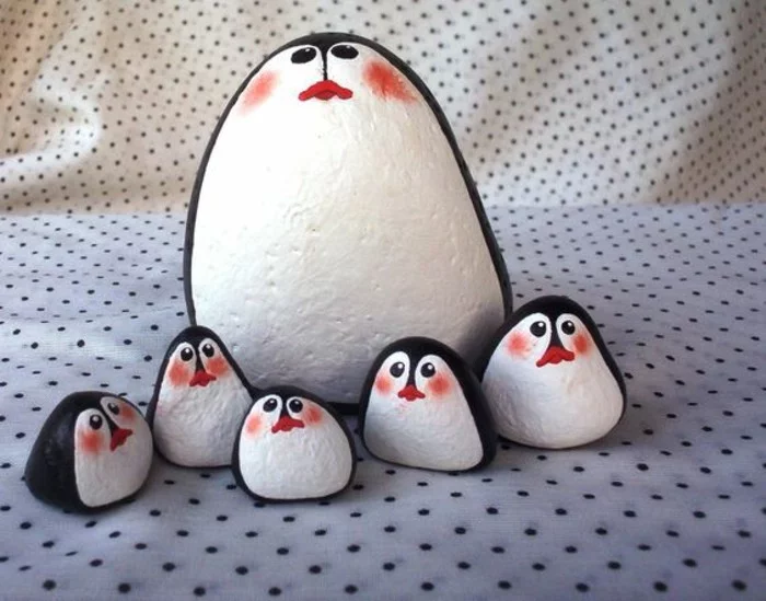 Pinguin Familie ausgemalt auf Steinen 