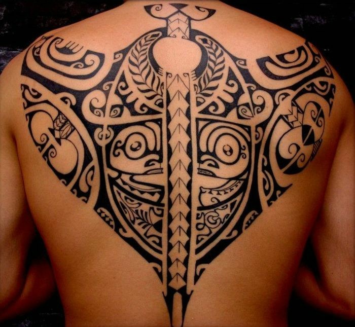 rücken maori tattoo ideen männer tätowierung