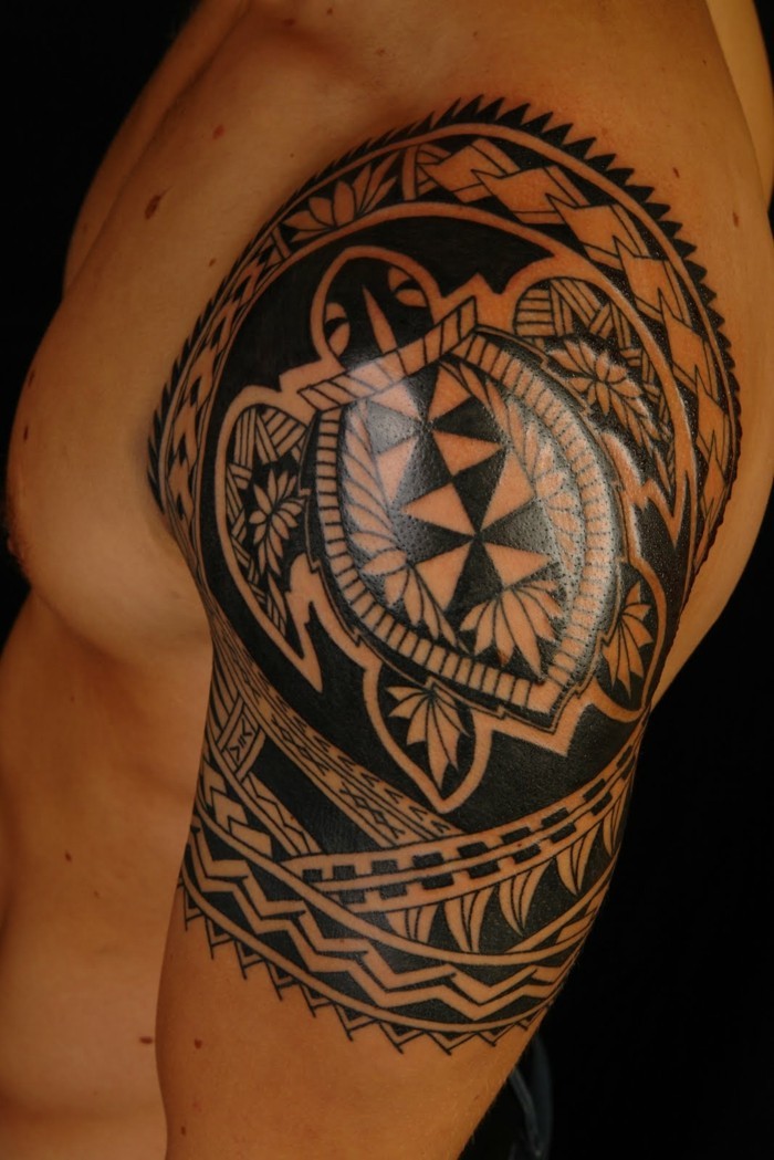 schildkröte motiv oberarm tattoo mann