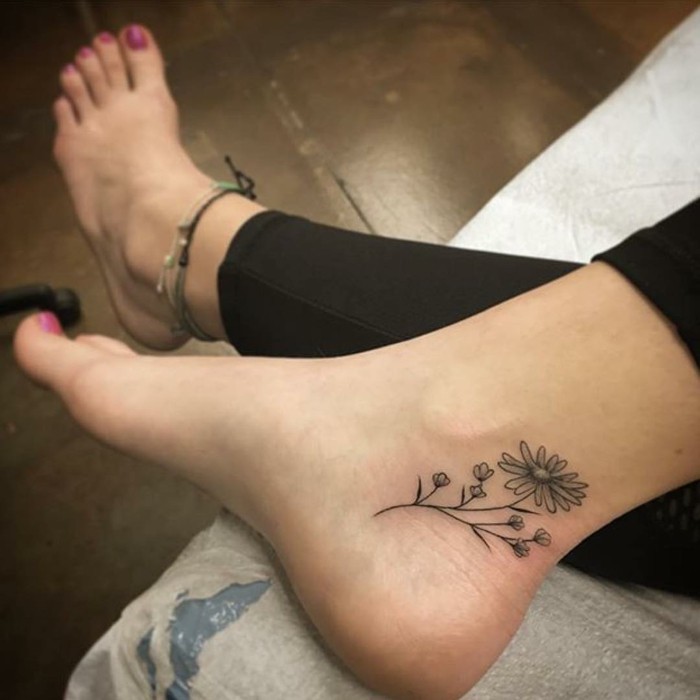 schöne tattoos am knöchel floral und weiblich