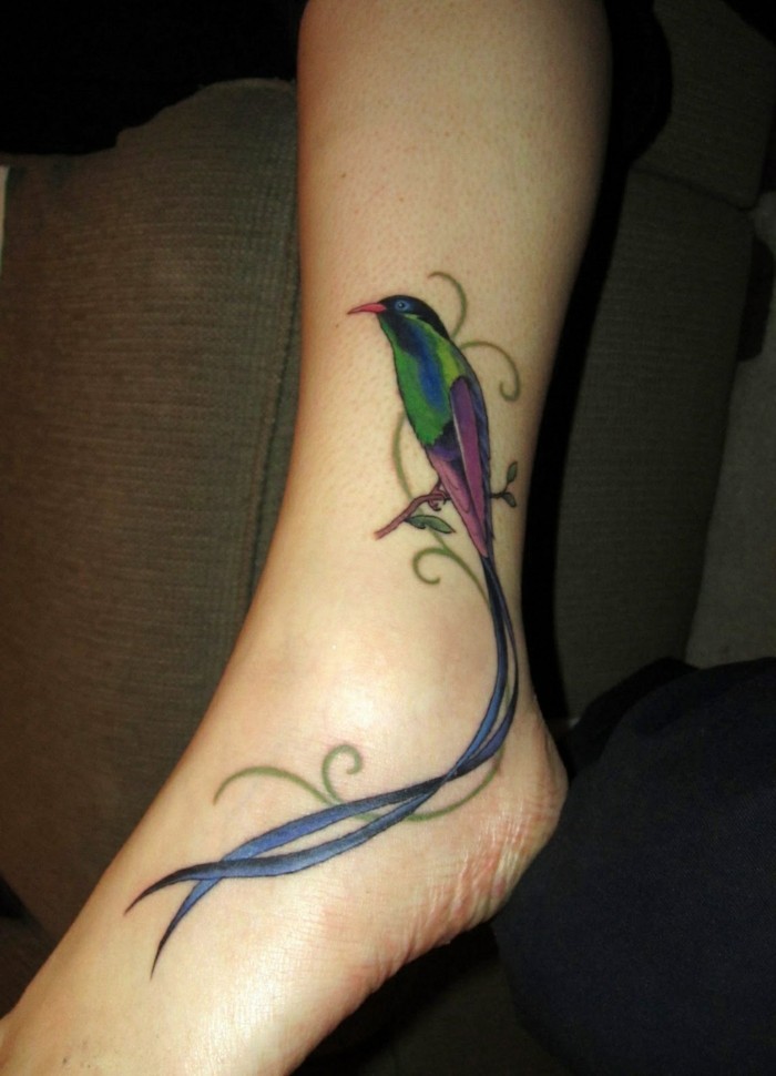 schöne tattoos am knöchel vogel mit floralen elementen