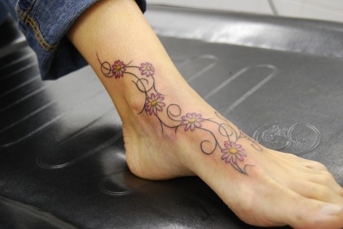 schöne tattoos für den knöchel farbige blumen