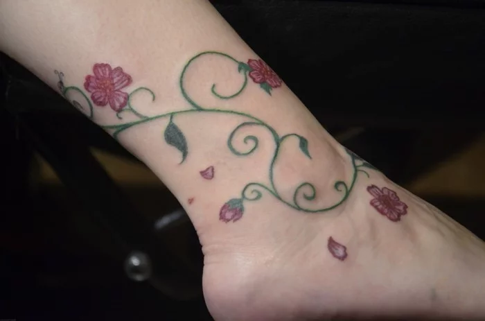 schöne tattoos für den knöchel mit floralen mustern