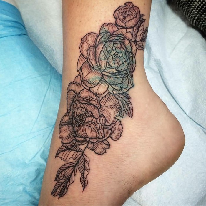 schöne tattoos für frauen blumen am knöchel