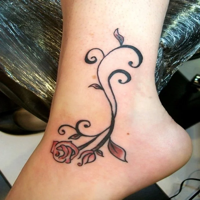 schöne tattoos weiblich und elegant rose mit blättern
