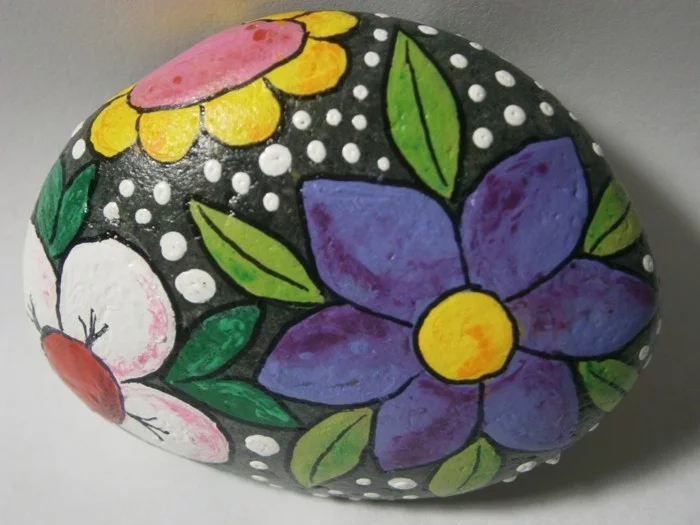 bunte Blumen gezeichnet auf einem Stein 