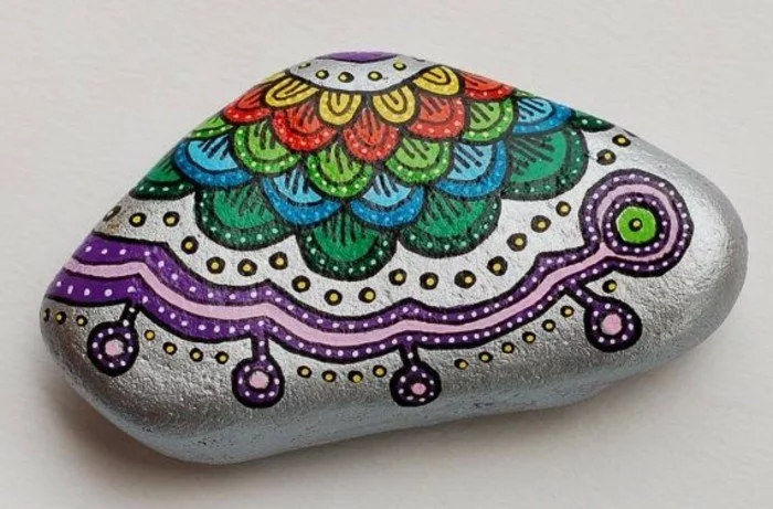 bunte indische Motive auf einem Stein 