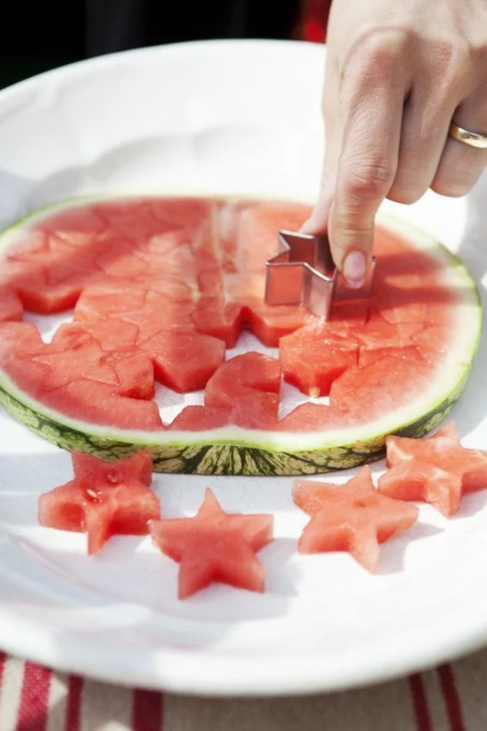 Sterne aus Wassermelone als Fingerfood im Sommer