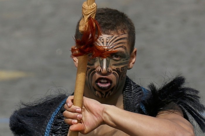 maori-tattoo-junger-krieger-gesichtstätowierung