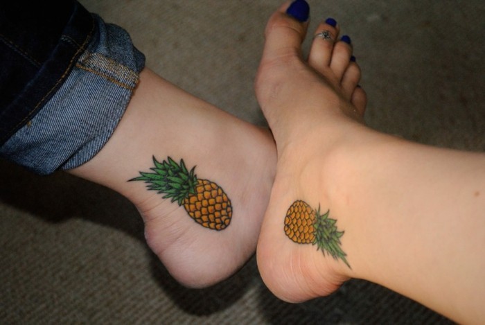 tattoo knöchel ananasse an beiden innenseiten
