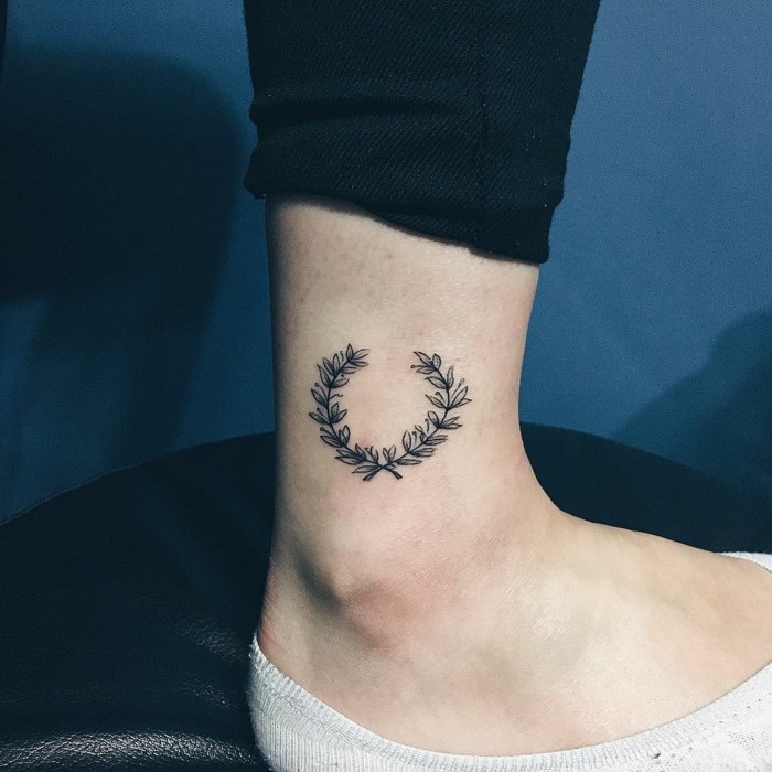 tattoo knöchel florale motive