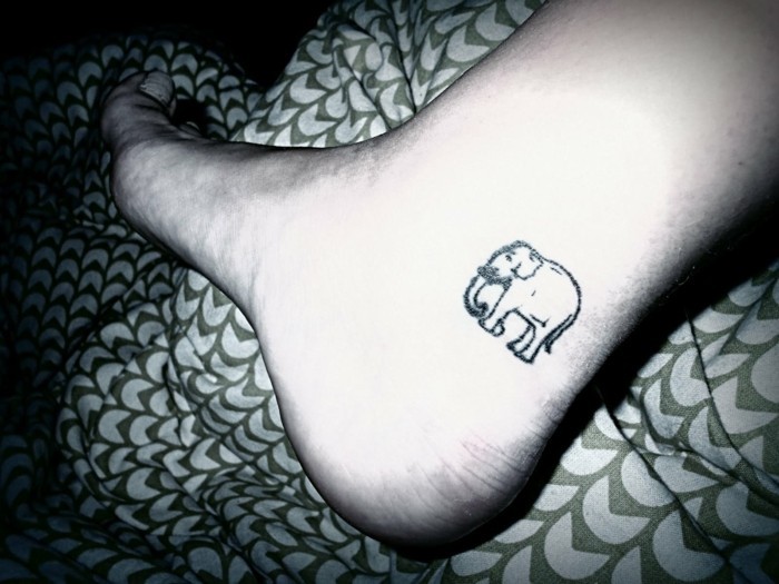 tattoo knöchel kleiner elefant