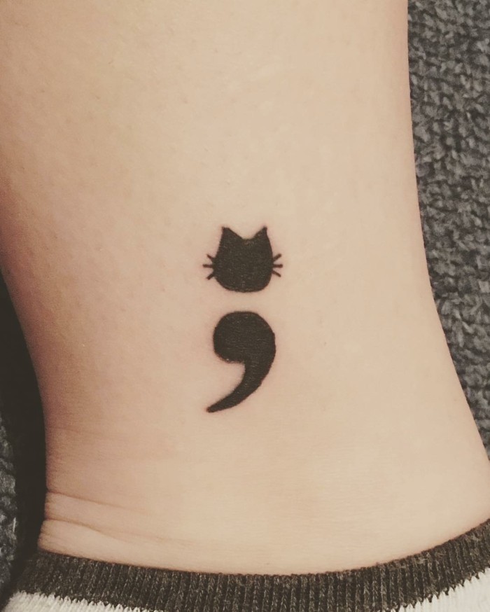 tattoo knöchel originelle ideen mit semicolon