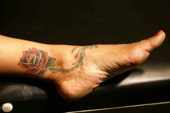 tattoo knöchel ausgefallene idee für fruen schöne rose