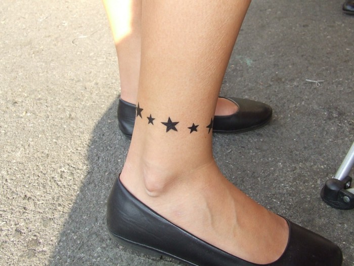 tattoo knöchel für frauen schwarze sterne