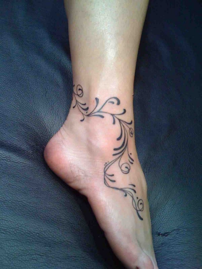 tattoo knöchel weibliche tattoos mit floralen motiven