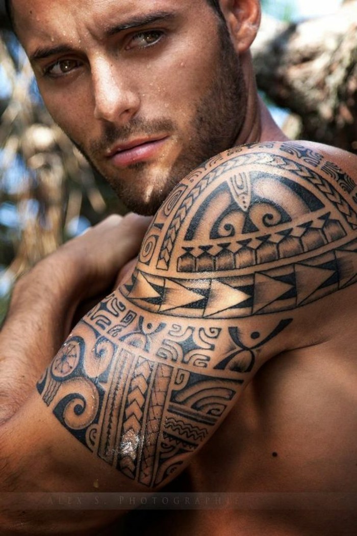 tribal motiv maori oberarm tattoo männer tätowierung