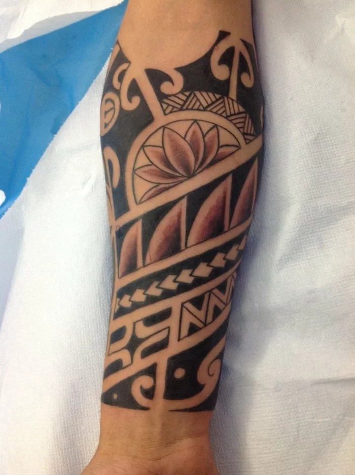 tribal motiv unterarm maori tattoo