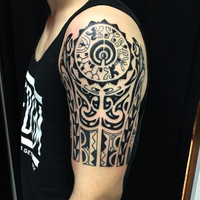tribal motive maori tattoo ideen oberarm männer tätowierung