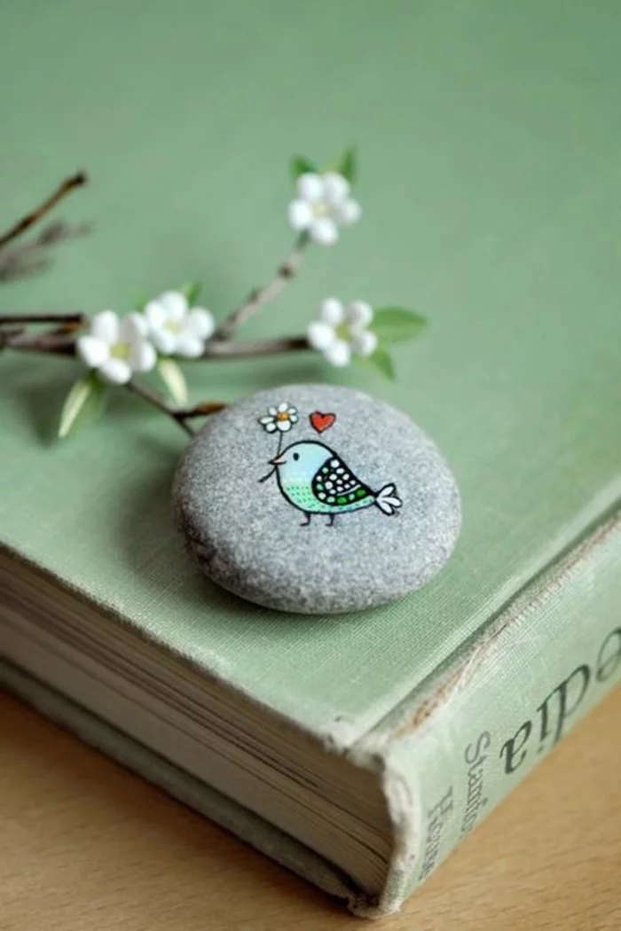 Vögelchen und Herz auf einem Stein 