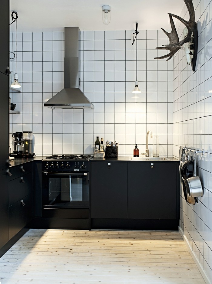 winkelküche kleine küche mit schwarzen küchenschränken