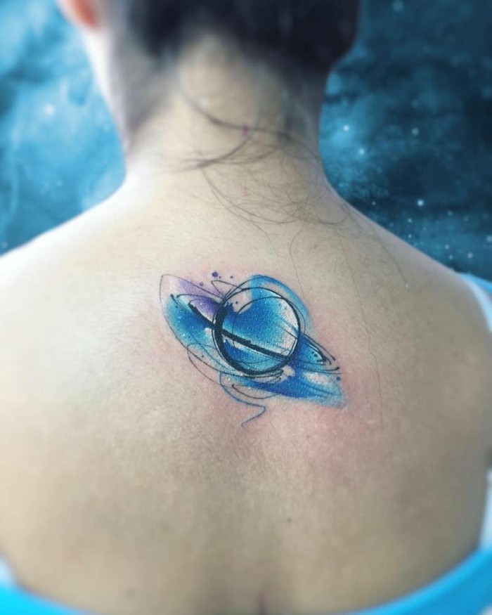 aquarell tattoo blau rückentätowierung frauen
