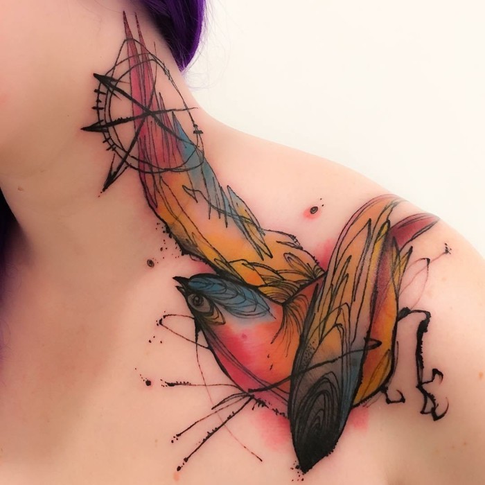 aquarell tattoo vogel schulter frauen tätowierung idee