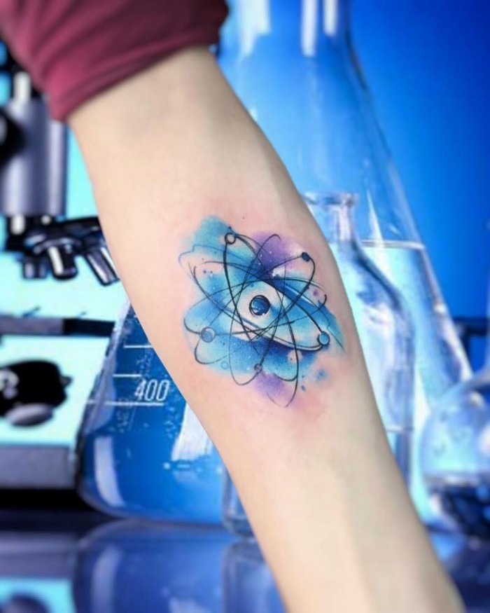 atom tattoo aquarell tätowierung unterarm idee