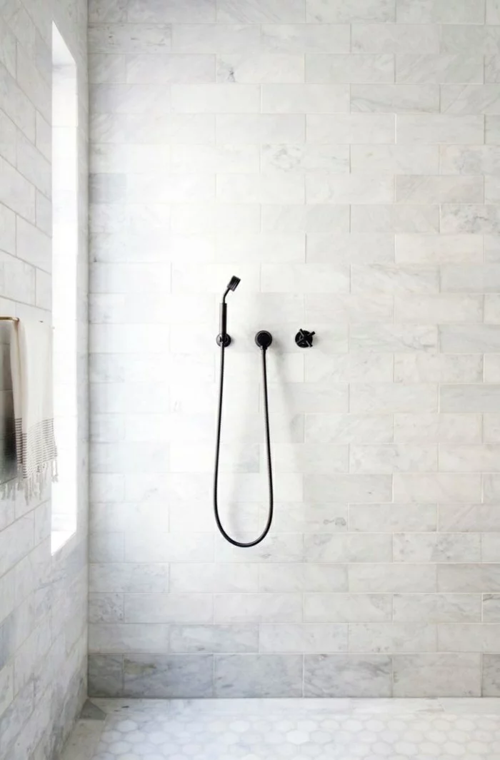 badezimmer ideen mit moderner dusche und hellen badezimmerfliesen