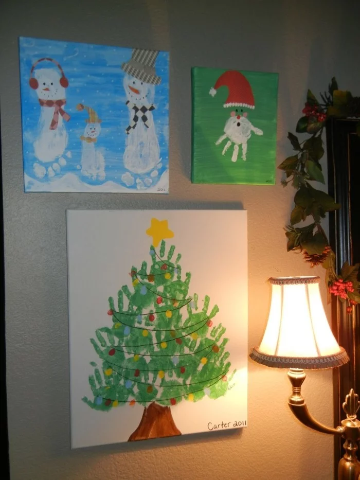 Tannenbaum und Weihnachtsmann aus Handabdrücken und Schneemänner aus Fußabdrücken