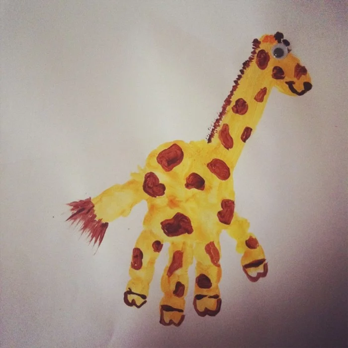 Girafe aus Handabdruck mit Wackelaugen