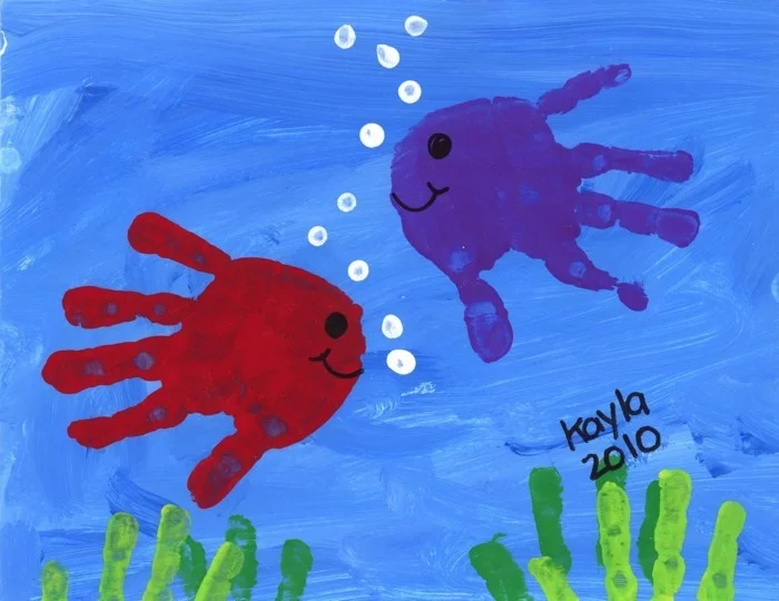 Unterwasserwelt mit Handabdrücken von Kleinkindern