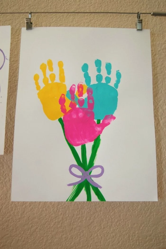 Blumenstrauß aus farbigen Handabdrücken