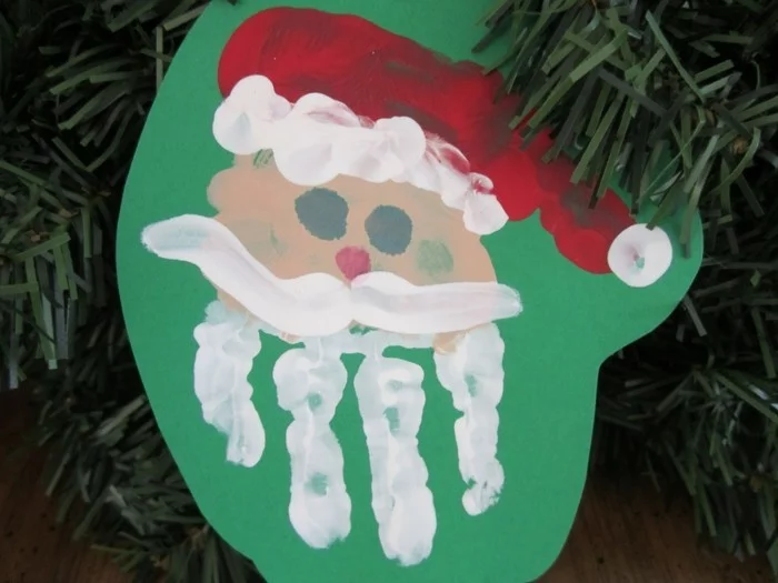 Weihnachtsmann aus Handabdruck als Hängedeko für den Tannenbaum