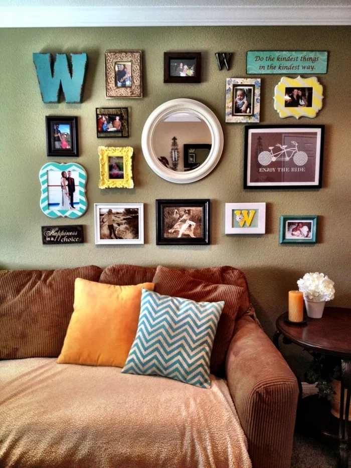 wohnung dekorieren W an der wohnzimmerwand mit fotos und bildern kombinieren