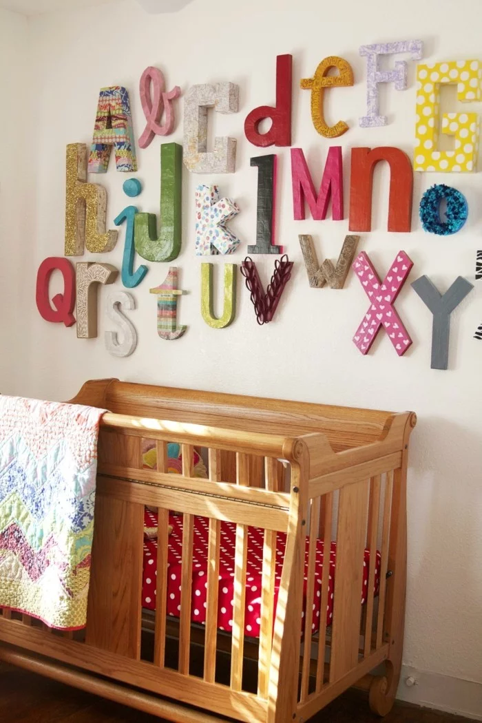 buchstaben deko das alphabet an der babyzimmerwand