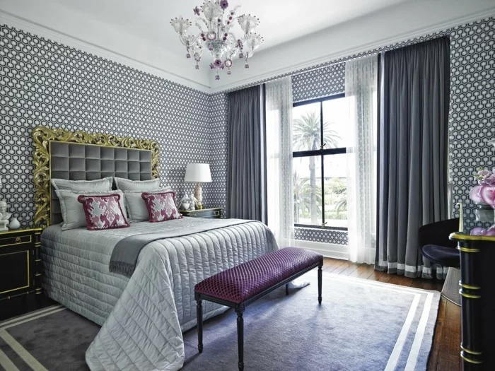 Gardinen für Schlafzimmer in Grau, Kronleuchter und ausgefallene Wandtapete