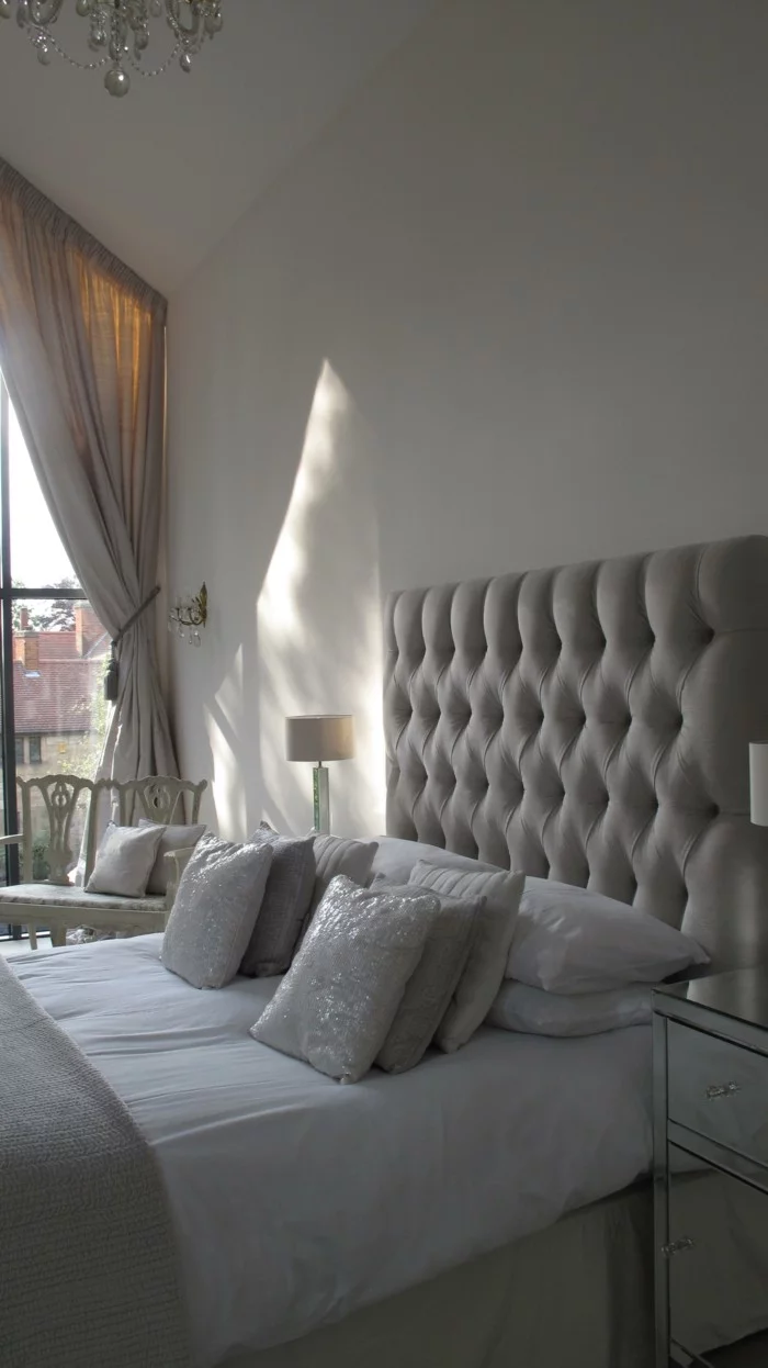 Schlafzimmer Gardinen in Beige, helle Wandfarbe und beiges Bett