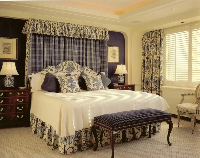 Textilien mit einem floralen Muster und bequeme Schlafzimmerbank