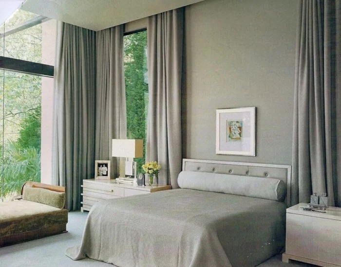 neutrale Gardinen für Schlafzimmer, einfarbige Bettwäsche und helle Wandgestaltung