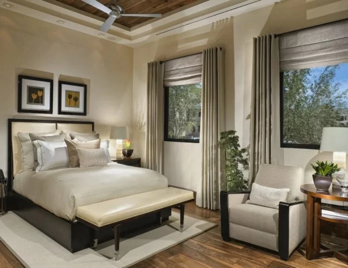 Schlafzimmer Gardinen in einer hellen Farbe, bequemes Bett in Dunkelbraun und Pflanzen