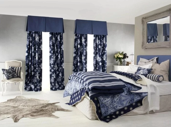 Gardinen für Schlafzimmer mit einem dunklen Dessin mit Blumen und Bettwäsche in der selben Farbkombination