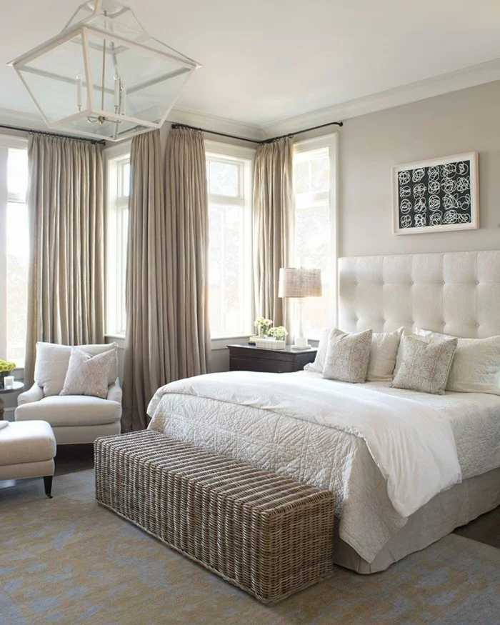 Schlafzimmer Gardinen in Beige, Wandgestaltung in Beige und heller Teppich mit einem Muster
