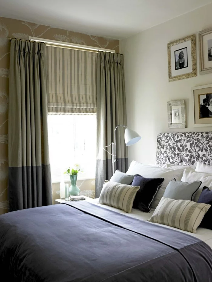 Gardinen für Schlafzimmer in einer Farbkombination von Beige und Grau, Raffrollo, graue Bettwäsche und viele Dekokissen
