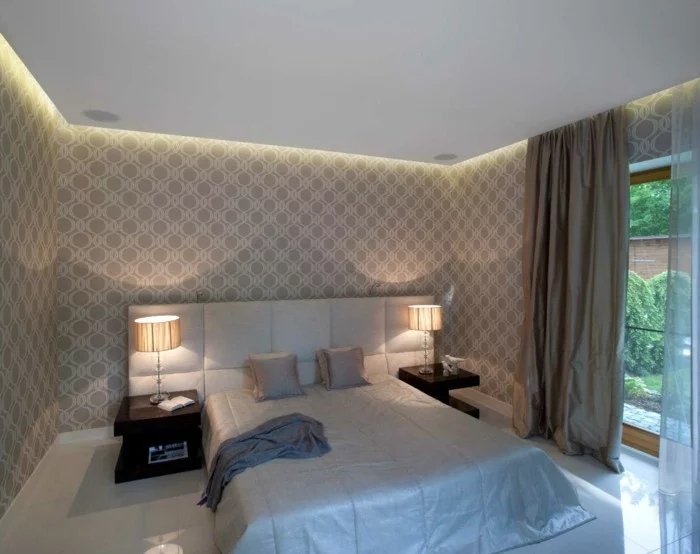 modernes Schlafzimmer mit Gardinen aus Satin in goldener Farbe