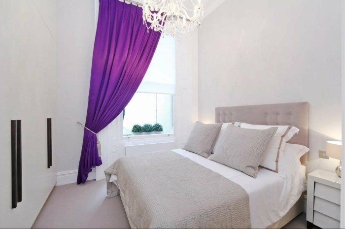 gardinen schlafzimmer lila vorhänge in einem weißen schlafbereich