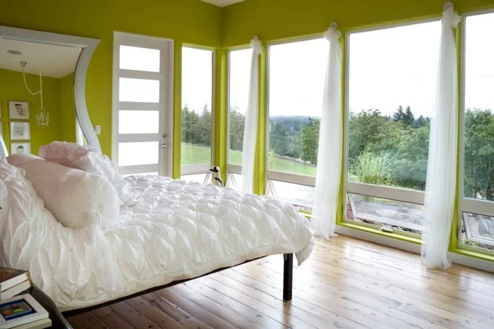 Schlafzimmer Gardinen in Weiß, weiße Bettwäsche und grüne Wandfarbe 