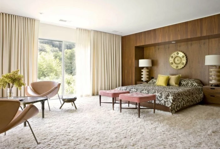 Schlafzimmer Gardinen in einer neutralen Farbe und weißer Teppichboden